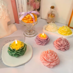 Jasmine-scented candle with peony flower shape