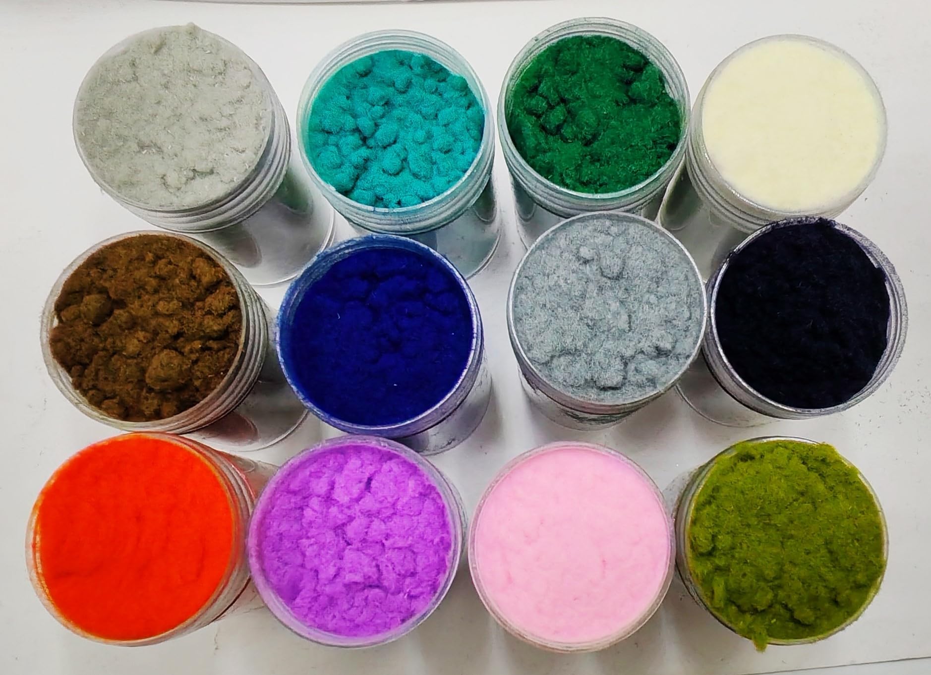 Individual 20ml jars with secure lids prevent spills during nail art.