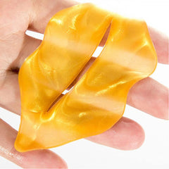 VERONNI 24K lip mask size 9.4 cm by 5.2 cm.