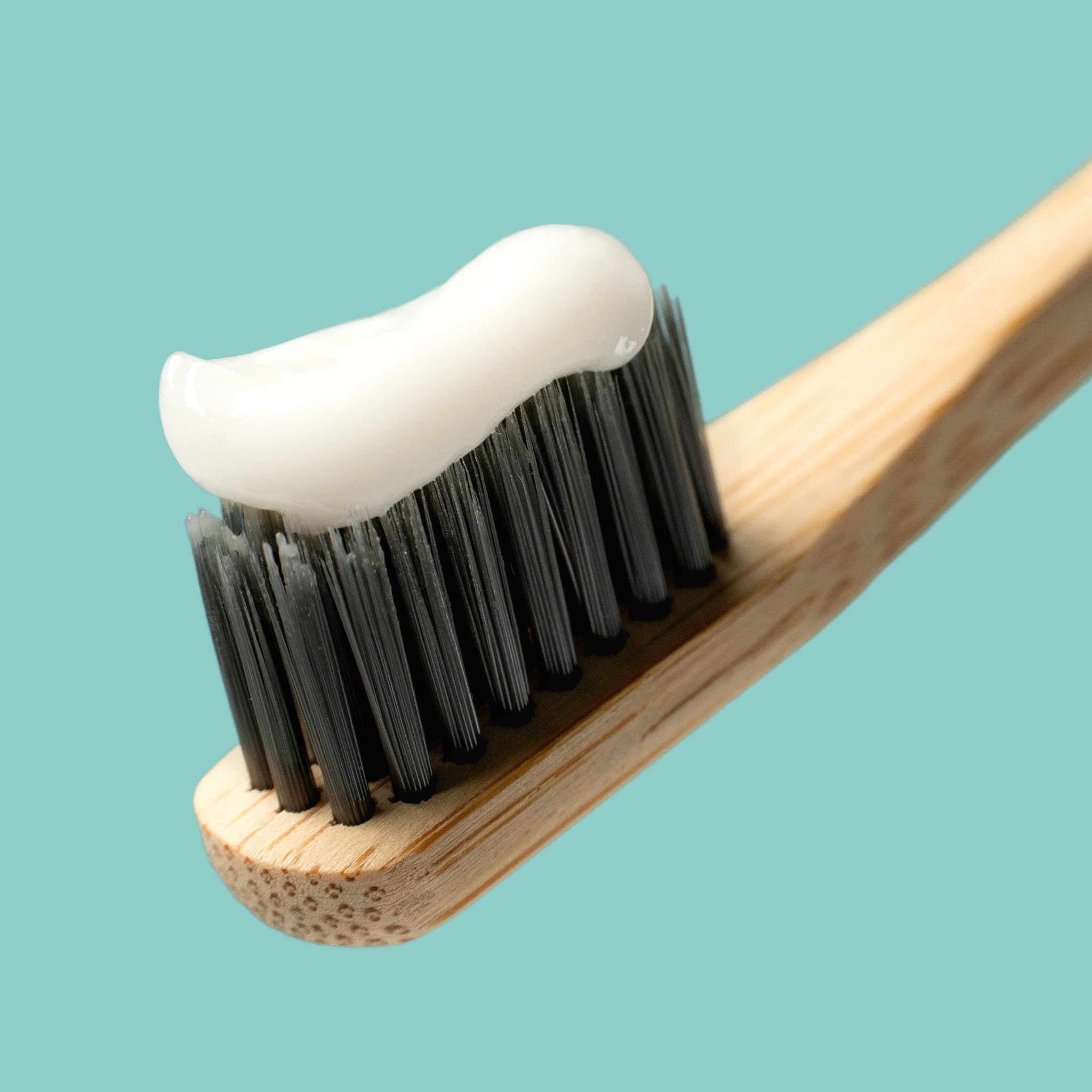 Ingredient highlights showing Xylitol and Calcium Carbonate