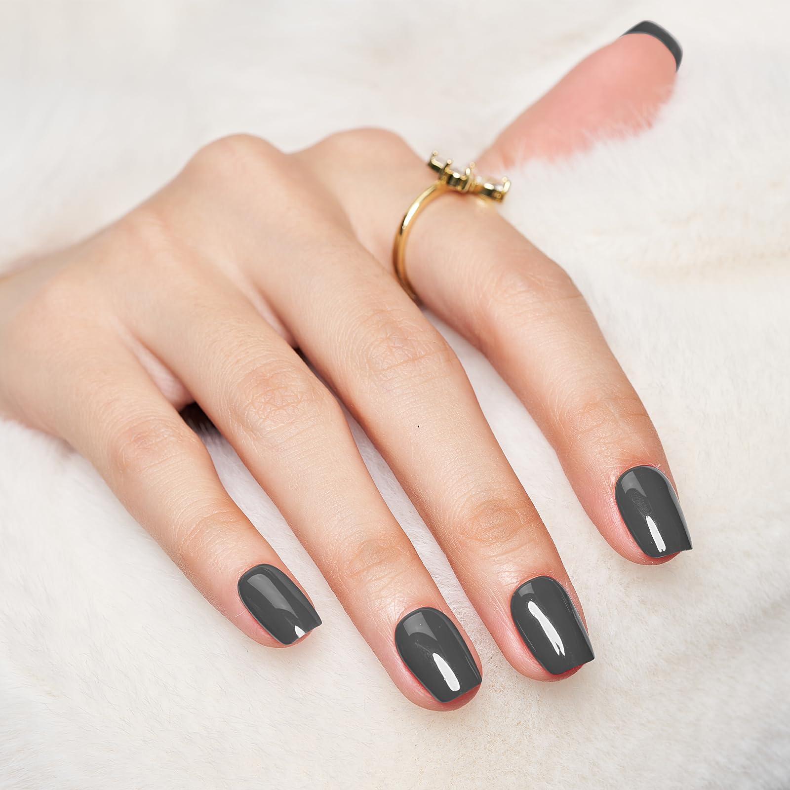 Wooyas 24-piece kit in 12 sizes enables versatile nail options.