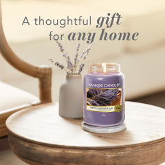 Cotton wick in Yankee Candle Lavendar & Oak ensures clean, even burn