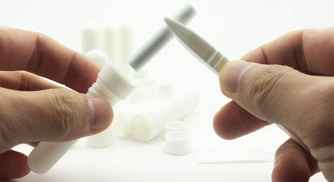 Two plastic droppers included in the kit